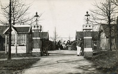 <p>De hoofdentree van het kazernecomplex lag aan de Kazernelaan. Foto genomen tussen 1912 en 1934 (beeldbank gemeentearchief Ede). </p>
